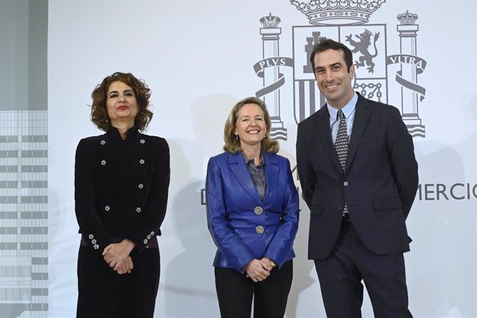 La nueva vicepresidenta primera y ministra de Hacienda, María Jesús Montero, la exministra de Economía, Comercio y Empresa, Nadia Calviño, y el nuevo ministro de Economía, Comercio y Empresa, Carlos Cuerpo, este viernes durante el traspaso de carteras.