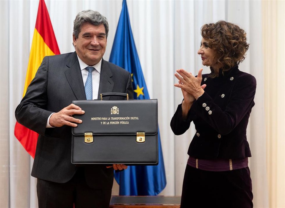 El ministro de Transformación Digital y Función Pública, José Luis Escrivá, y la vicepresidenta primera y ministra de Hacienda, María Jesús Montero, durante el acto de traspaso de la cartera de Función Pública al nuevo Ministerio para la Transformación 