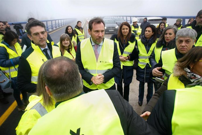 El ministro de Transportes y Movilidad Sostenible, Óscar Puente (c), visita las obras del Viaducto de O Castro en la autovía A-6, a 29 de diciembre de 2023, en Vega de Valcarce, León