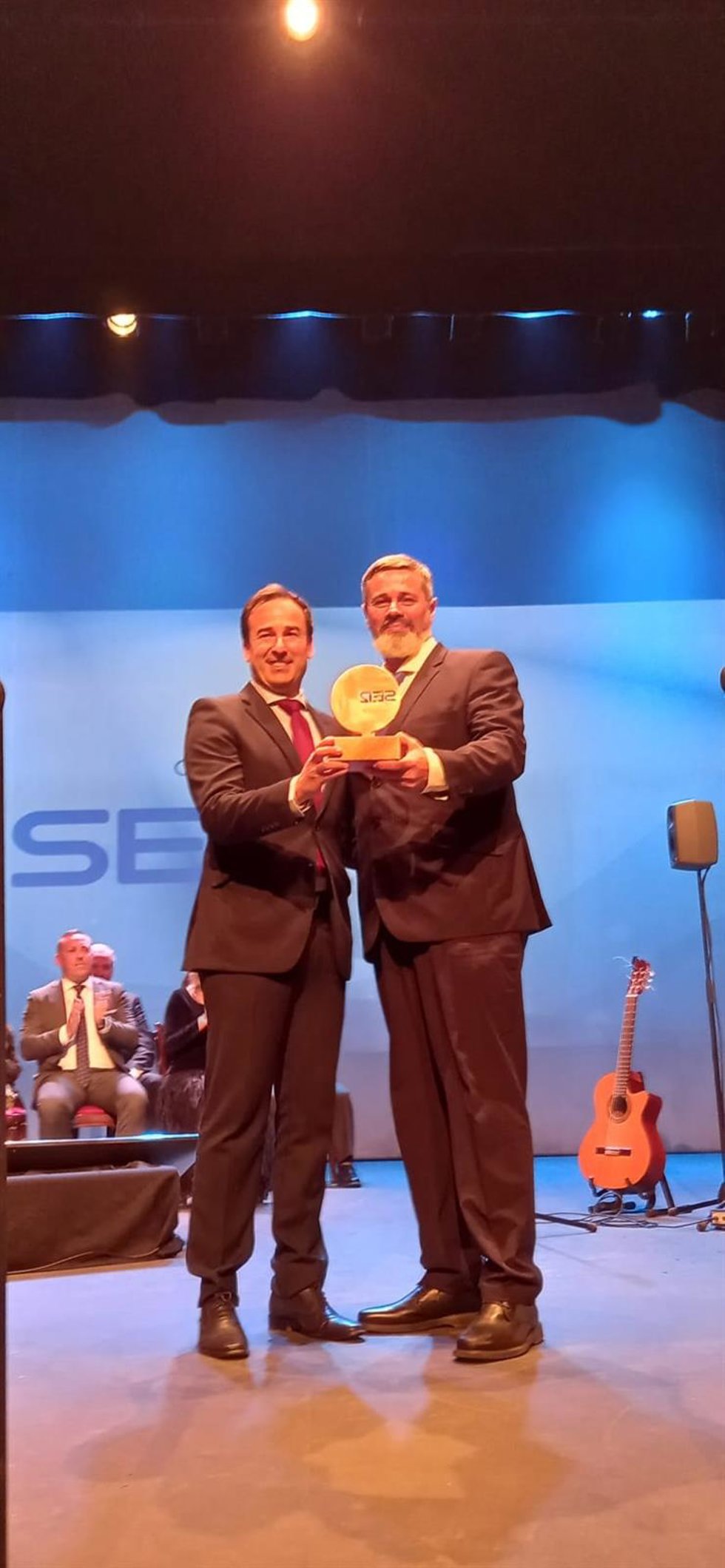 El delegado de Desarrollo Educativo y Formación Profesional de la Junta en Huelva, Carlos Soriano, recoge el premio  'Uva Educativa'  de manos del director del IES La Rábida, Juan Moreno.
