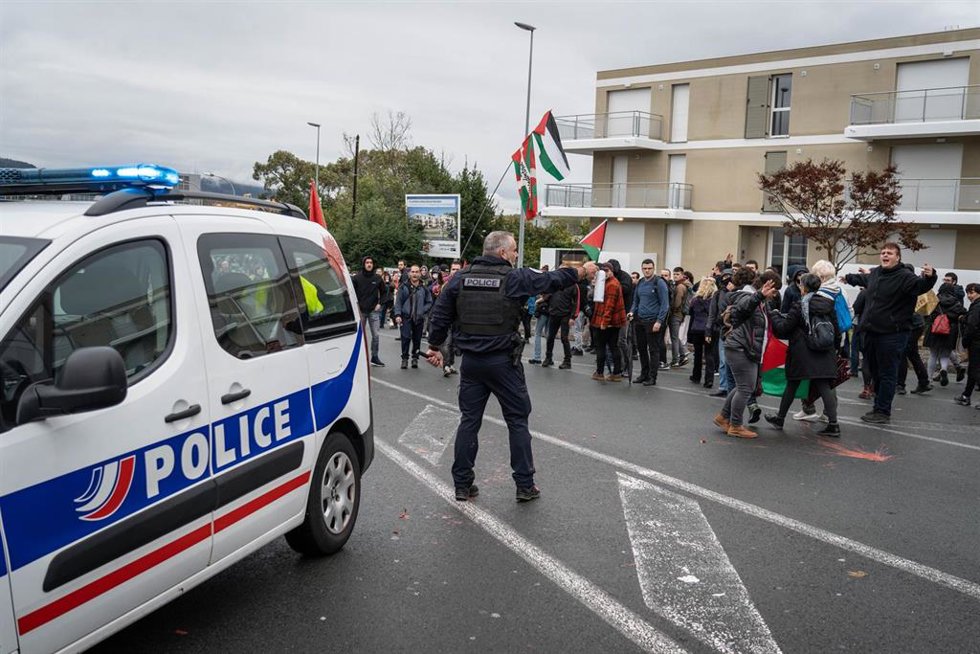 Archivo - Imagen de un agente de Policía durante una manifestación propalestina 