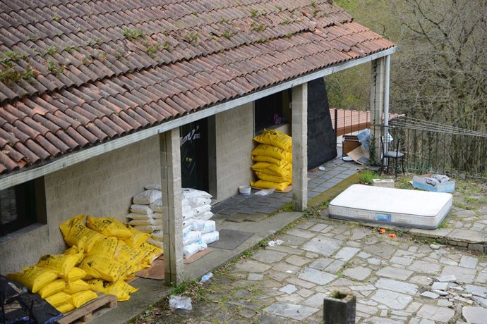 Archivo - Un conjunto de sacos en la entrada de una vivienda donde se ha encontrado un laboratorio de cocaína, a 22 de marzo de 2023, en San Xurxo de Sacos, Cerdedo-Cotobade, Pontevedra, Galicia (España). 