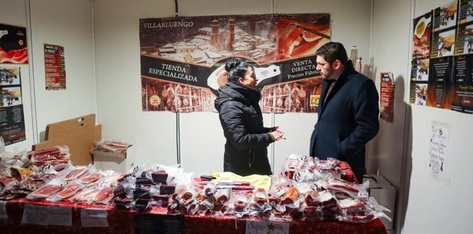 El vicepresidente primero del Gobierno de Aragón y consejero de Desarrollo Territorial, Despoblación y Justicia, Alejandro Nolasco, durante su visita a la I Feria Navideña de Artesanía Aragonesa.