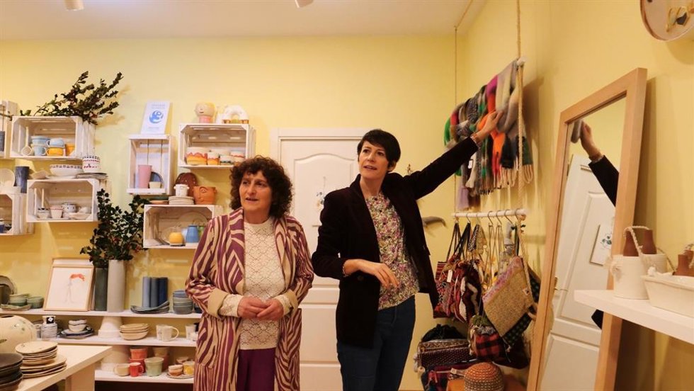 La candidata del BNG a la Presidencia de la Xunta, Ana Pontón, junto a la alcaldesa de Santiago, Goretti Sanmartín, en un comercio local en el corazón del casco histórico compostelano