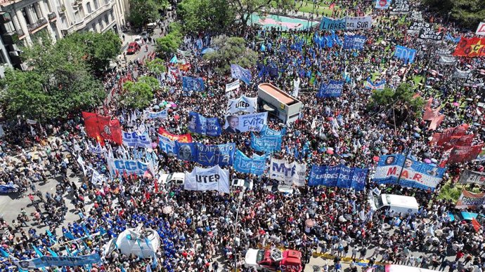 Protestas en Argentina contra el decreto de necesidad y urgencia el Gobierno de Milei