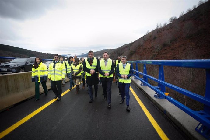 El ministro de Transportes y Movilidad Sostenible, Óscar Puente (2d), visita junto al diputado del PSOE y candidato del PSdeG a la Xunta, Xosé Ramón Gómez Besteiro (3d), las obras del Viaducto de O Castro en la autovía A-6, a 29 de diciembre de 2023.