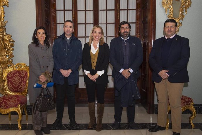 Almudena Martínez con representantes de la Unión de Hermandades de Jerez.
