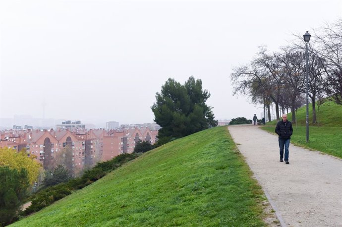Archivo - El parque del Cerro del 'Tío Pío' o popularmente conocido como el 'Parque de las siete tetas' con bancos de niebla, a 7 de diciembre de 2022, en Madrid (España). La previsión de la Agencia Estatal de Meteorología (Aemet) en la Comunidad de Madri