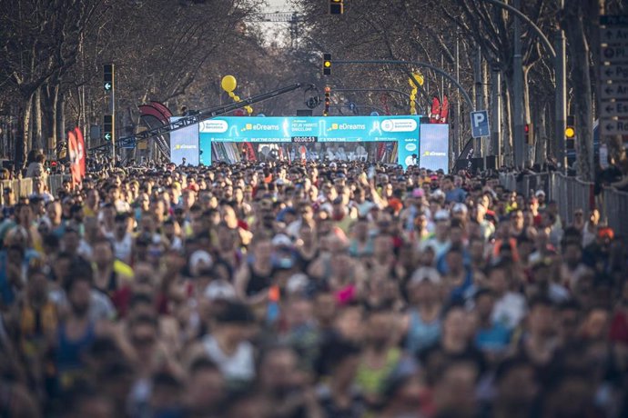 La Mitja Marató Barcelona logra su récord con 28.000 participantes y cierra inscripciones.