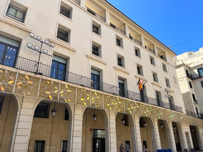 Archivo - Imagen de la fachada de la Audiencia Provincial de Alicante.