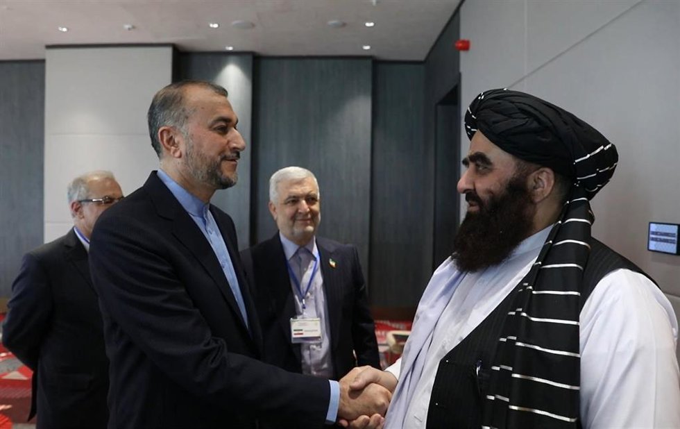 Archivo - El ministro de Exteriores de Irán, Hosein Amirabdolahian, con su homólogo talibán, Amir Jan Muttaqui