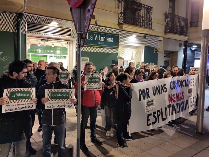 Más de 50 personas trabajadoras del obrador de La Vitoriana, acompañadas por los sindicatos ESK y ELA, se concentran frente a una de las tiendas del grupo