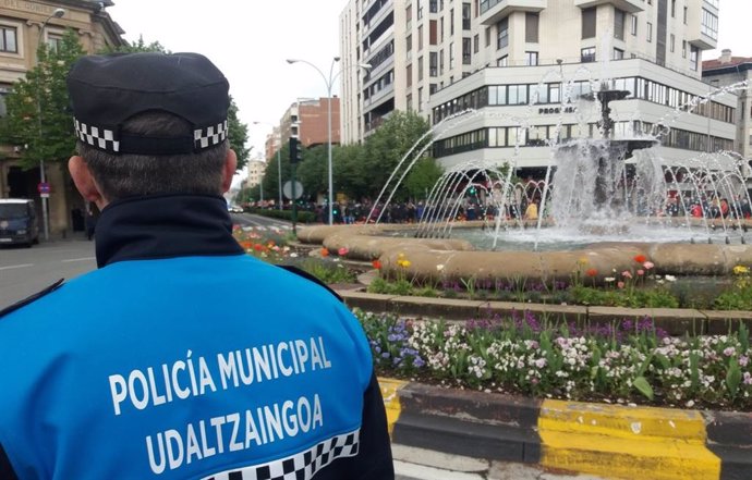 Un agente de la Policía Municipal de Pamplona controlando el tráfico.
