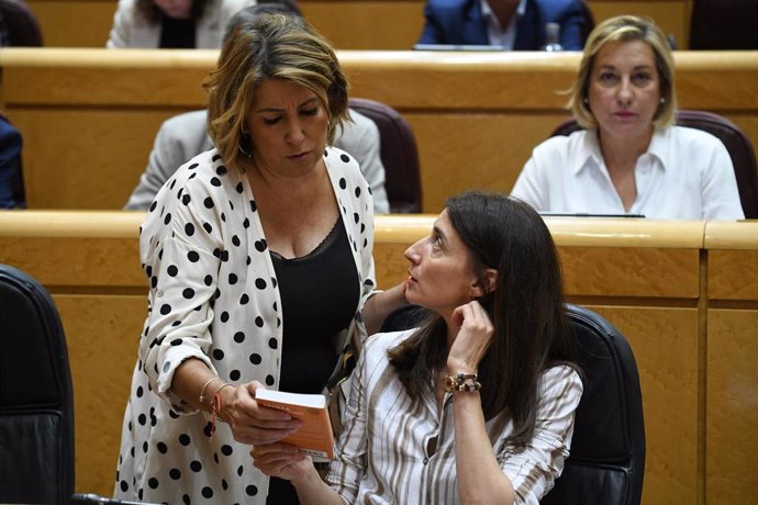 Archivo - La senadora y expresidenta de la Junta de Andalucía Susana Díaz (i), y la ministra de Justicia, Pilar Llop, conversan durante una sesión de control al Gobierno en el Senado, a 20 de septiembre de 2022, en Madrid (España). (Foto de archivo).