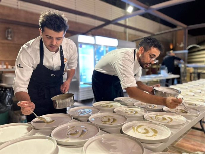 Los cocineros catalanes Rafel Múria y Noureddine Jalloul en el Catalan Food Festival Riyadh en Riad (Arabia Saudita)