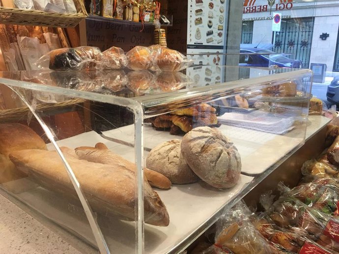 Archivo - Productos de panadería en un establecimiento de San Sebastián