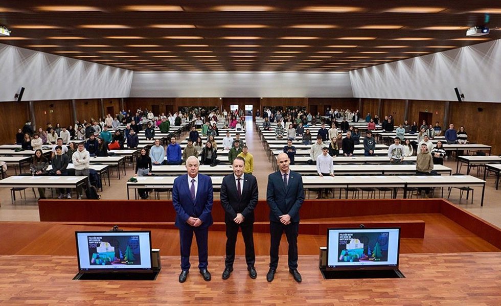 El presidente de Caja Rural de Navarra, Ignacio Terés Los Arcos, el rector, Ramón Gonzalo García, y el vicerrector de Internacionalización y Cooperación, Jorge Elso Torralba, posan momentos antes de comenzar el acto de entrega de becas