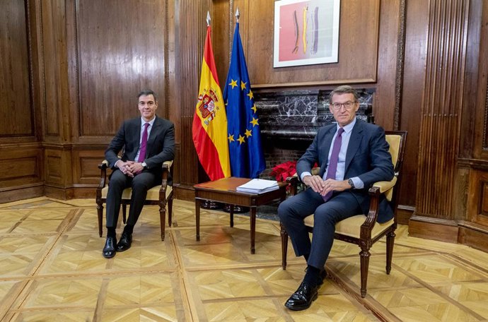 El presidente del Gobierno, Pedro Sánchez (i), y el líder del PP, Alberto Núñez Feijóo (d), posan durante una reunión, en el Congreso de los Diputados, a 22 de diciembre de 2023, en Madrid (España). Durante el encuentro, han tratado temas como la renova