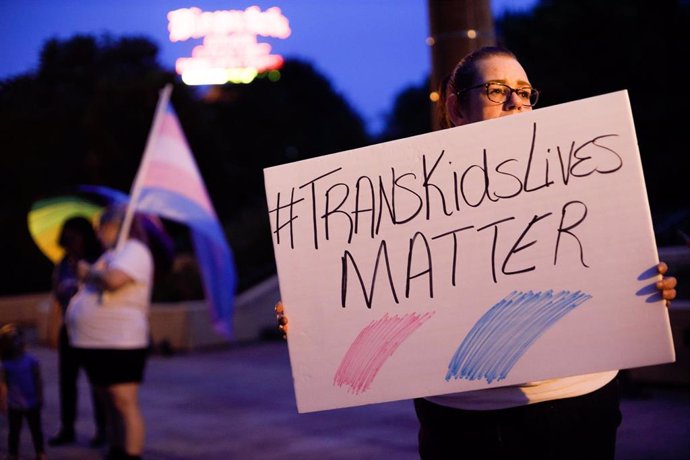 Archivo - Una protesta en Ohio sobre el proyecto de ley trans
