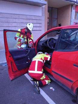 Los bomberos rescatan a una niña de un año que se quedó encerrada en un coche en Reinosa