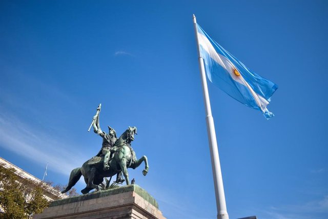 Archivo - May 20, 2023, Buenos Aires, Ciudad Autonoma de Buenos Aires, Argentina: The flag of Argentina waves over the statue of General Manuel Belgrano on May 20 2023 in Buenos Aires, Argenitna.