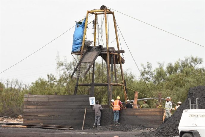 Archivo - Trabajos de rescate en la mina El Pinabete de Sabinas, Coahuila, donde hay mineros atrapados