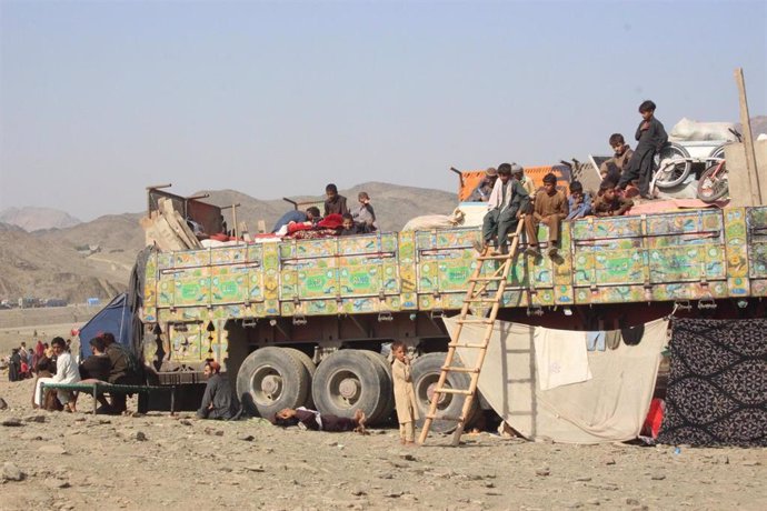 Archivo - NANGARHAR, Nov. 4, 2023  -- Afghan refugees rest on a truck at the Torkham crossing point in Nangarhar Province, Afghanistan, Nov. 3, 2023. The Afghan caretaker government has announced building shelters for refugees returning from neighboring P
