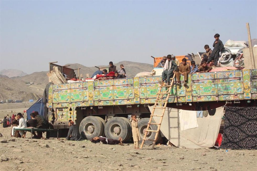 Archivo - NANGARHAR, Nov. 4, 2023  -- Afghan refugees rest on a truck at the Torkham crossing point in Nangarhar Province, Afghanistan, Nov. 3, 2023. The Afghan caretaker government has announced building shelters for refugees returning from neighboring