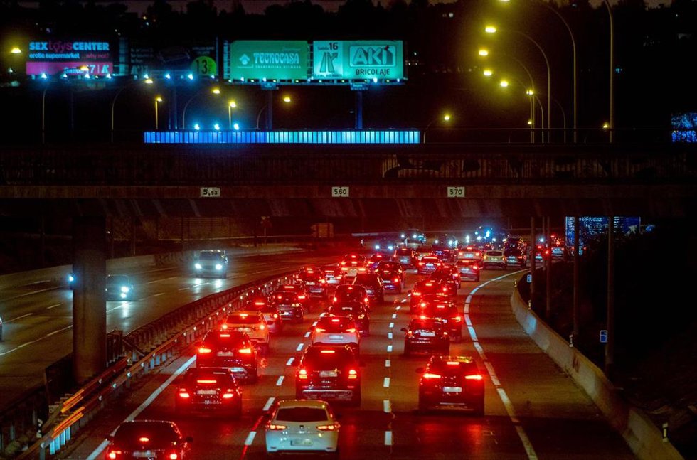 Archivo - Tráfico en la carretera A-1 a su paso por el kilómetro 16, a 7 de diciembre de 2021, en Madrid, (España). 