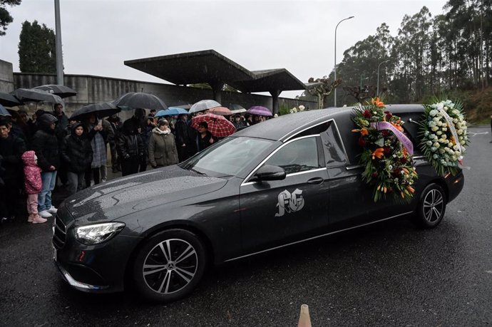 Un coche fúnebre a su llegada al entierro del joven de 22 años que fue apuñalado en una reyerta el día de Nochebuena.