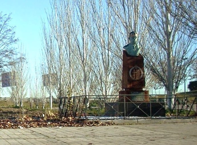 Un busto de Ángel Torres retirado hace años de una parcela se colocará en el estadio tras la remodelación