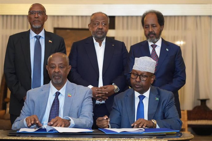 Delegaciones de Somalia y de Somalilandia durante la firma del acuerdo en Yibuti