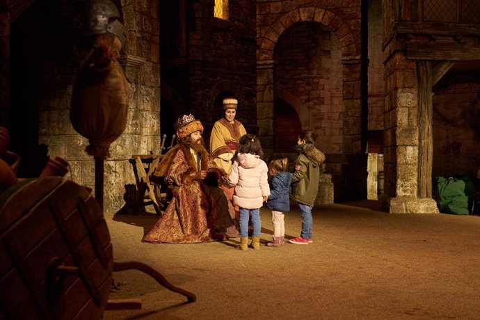 Archivo - Un grupo de niños se acercan a uno de los personajes en el parque Puy du Fou, a 3 de diciembre de 2022, en Toledo, Castilla La Mancha, (España).  