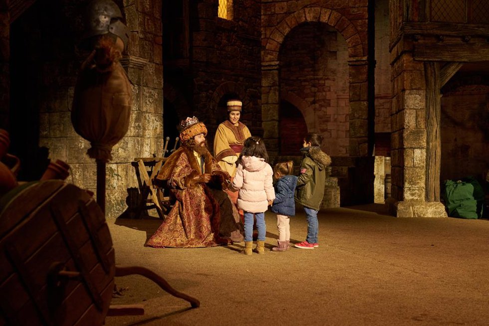 Archivo - Un grupo de niños se acercan a uno de los personajes en el parque Puy du Fou, a 3 de diciembre de 2022, en Toledo, Castilla La Mancha, (España).  