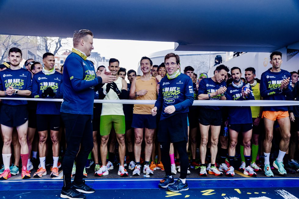 El alcalde de Madrid, José Luis Martínez Almeida (c), da la salida de la carrera Popular San Silvestre Vallecana 2023, a 31 de diciembre de 2023, en Madrid. 
