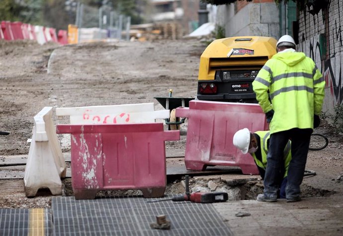 Archivo - Varios obreros trabajan en unas obras en Madrid.