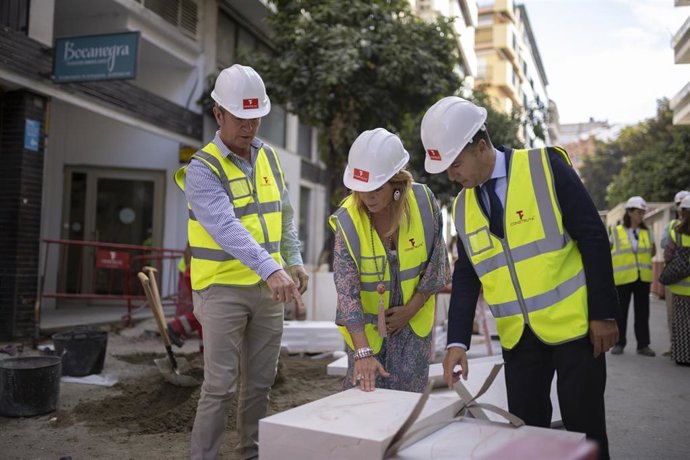 Archivo - La alcaldesa en su visita en el mes de octubre a las obras en calle Puerto, ya terminadas.