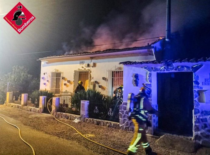 Colapsa el techo de madera de una vivienda calcinada por un incendio en Orihuela