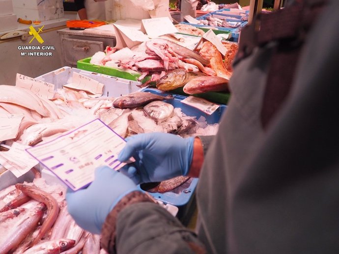 La Guardia Civil retira del mercado 40 kg de pescado y marisco por incumplir la normativa de tamaño y etiquetado