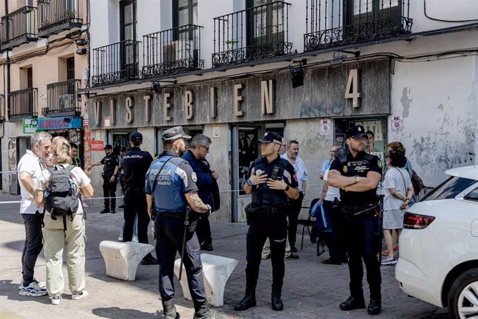 Archivo - Varios agentes de Policía Nacional y Policía Local en el exterior de la tienda de ropa de trabajo ‘Vistebien’, donde han apuñalado a la dueña del establecimiento, en la plaza de Tirso de Molina, a 3 de julio de 2023, en Madrid (España). 