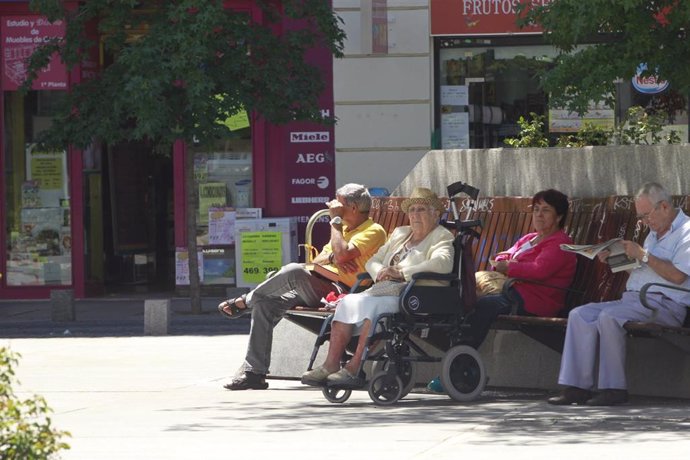 Archivo - Ancianos tomando el sol en un banco.