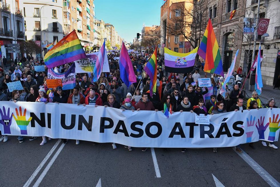 Decenas de personas durante una manifestación en defensa de la Ley LGTBI y la Ley Trans de la Comunidad de Madrid, a 17 de diciembre de 2023, en Madrid (España). 