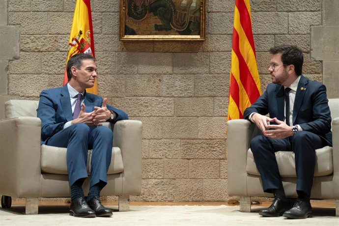 El presidente del Gobierno, Pedro Sánchez (i), y el president de la Generalitat de Catalunya, Pere Aragons (d), se reúnen en el Palau de la Generalitat, a 21 de diciembre de 2023, en Barcelona, Catalunya (España). Este es el primer encuentro entre ambo
