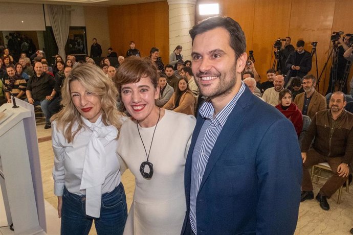 (I-D) La líder de Sumar, Yolanda Díaz; la candidata para la Presidencia de la Xunta de Galicia, Marta Lois y el portavoz de la comisión promotora de Sumar Galicia, Paulo Carlos López, posan durante la presentación de la candidatura de Sumar Galicia para