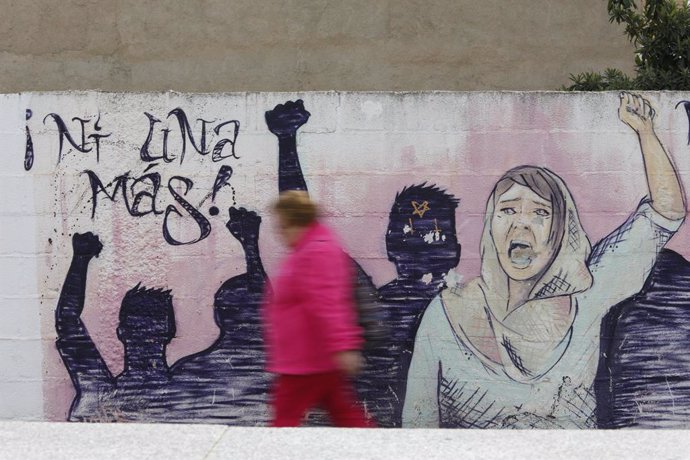 Archivo - Mural en repulsa de la violencia machista, a 8 de noviembre de 2023, en Granada, (Andalucía, España). El pasado martes la mujer de 47 años que resultó herida de gravedad por arma blanca a última hora de la tarde en Armilla, en el área metropolit