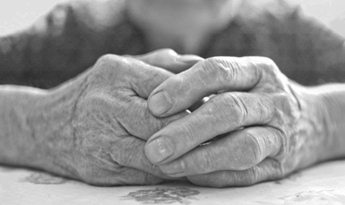 Archivo - Imagen de recurso de las manos de una persona mayor.