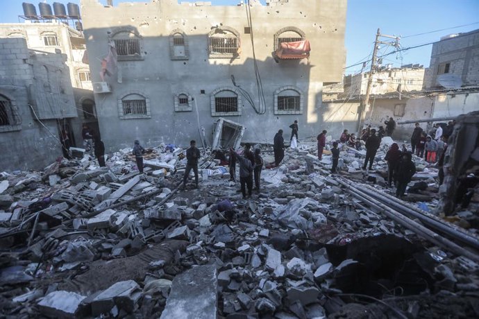 29 December 2023, Palestinian Territories, Rafah: People inspect a damaged building after an Israeli raid on Rafah in the southern Gaza Strip as battles continue between Israel and the Palestinian Hamas movement. Photo: Mohammed Talatene/dpa