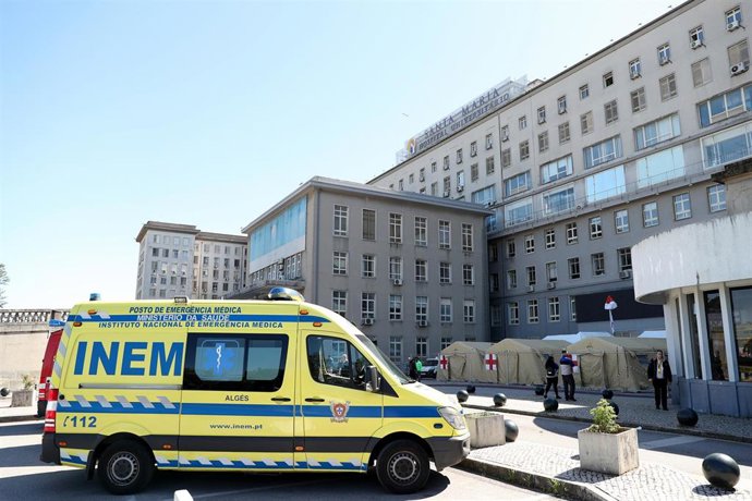 Archivo - Ambulancia en un hosptial de Lisboa, en Portugal