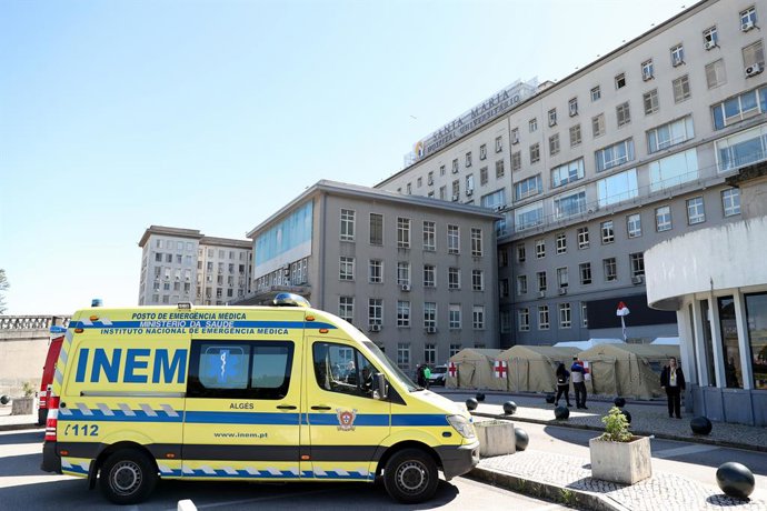 Archivo - (200310) -- LISBON, March 10, 2020 (Xinhua) -- An ambulance and tents provided by the Portuguese Red Cross to quarantine suspected COVID-19 cases are seen next to Santa Maria Hospital in Lisbon, Portugal, on March 10, 2020. Portuguese Prime Mi