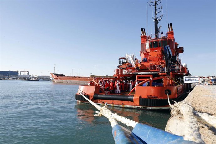 Archivo - Imagen de archivo de migrantes rescatados de una patera en las costas malagueñas.